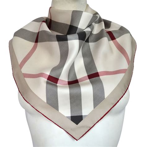 Foulards Burberry occasion .